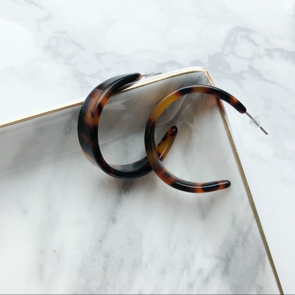 UO Style Brown Tortoise Resin Hoop Earrings - Picture 4 of 5